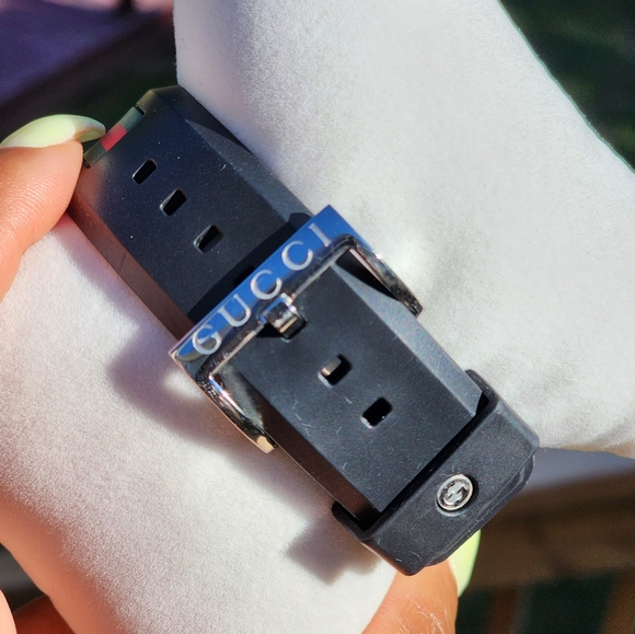 📣SOLD!! Gucci Black Watch w/Box - Picture 4 of 5